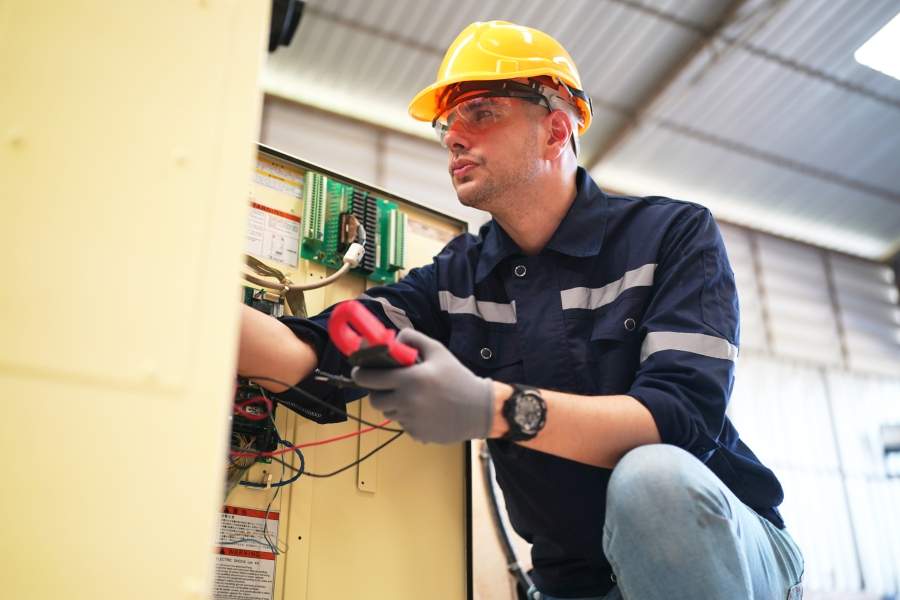 Électricité : Québec adopte de nouvelles normes pour le Code de construction