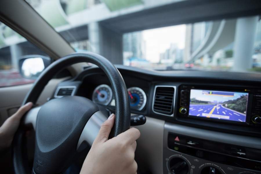 Distraction, stress et comportements dangereux compliquent la conduite au Canada